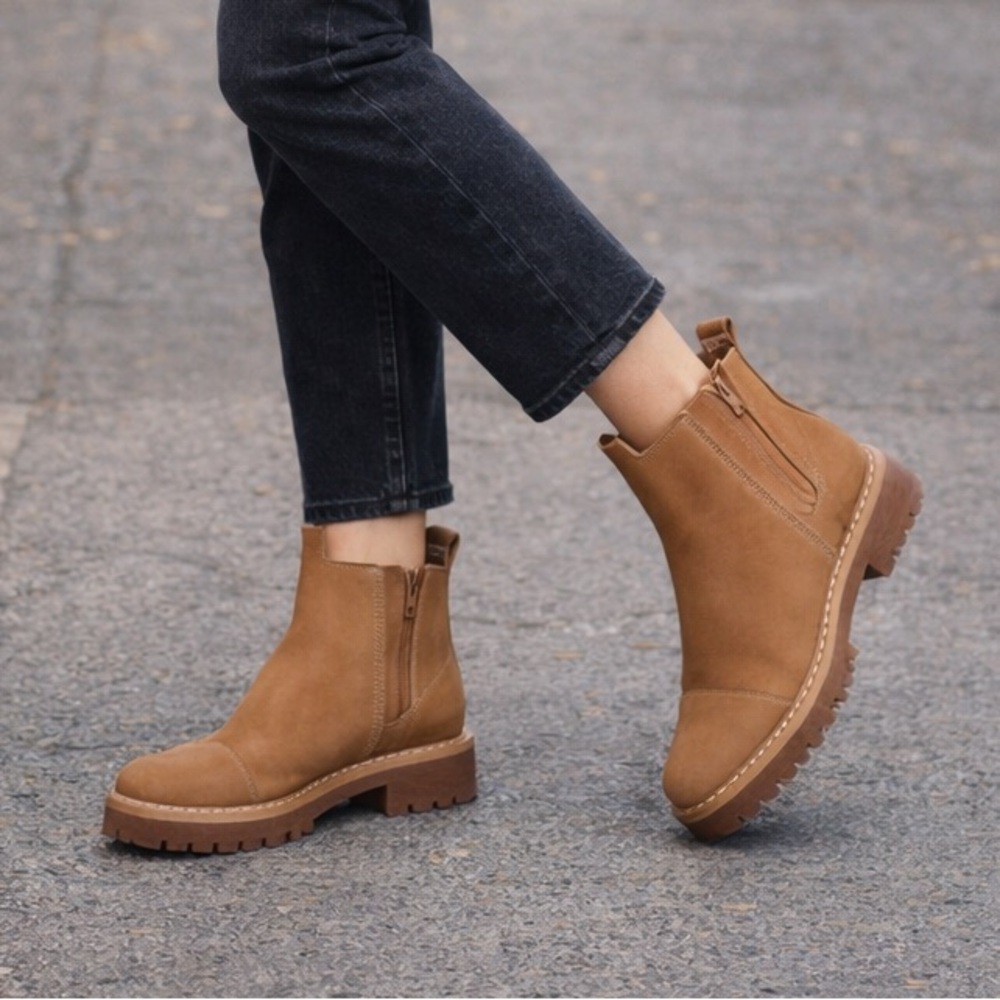 TOMS Dakota Chelsea Boots Women 8 Tan Water Resistant Leather NWT Lug Sole